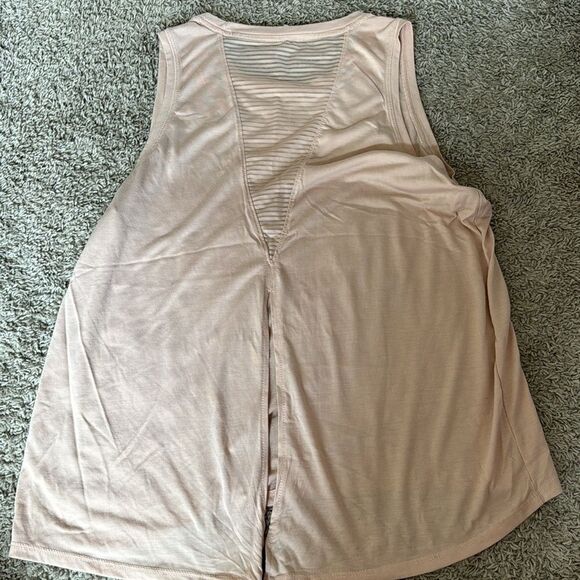 Women’s workout tank large / C39 - Picture 3 of 3